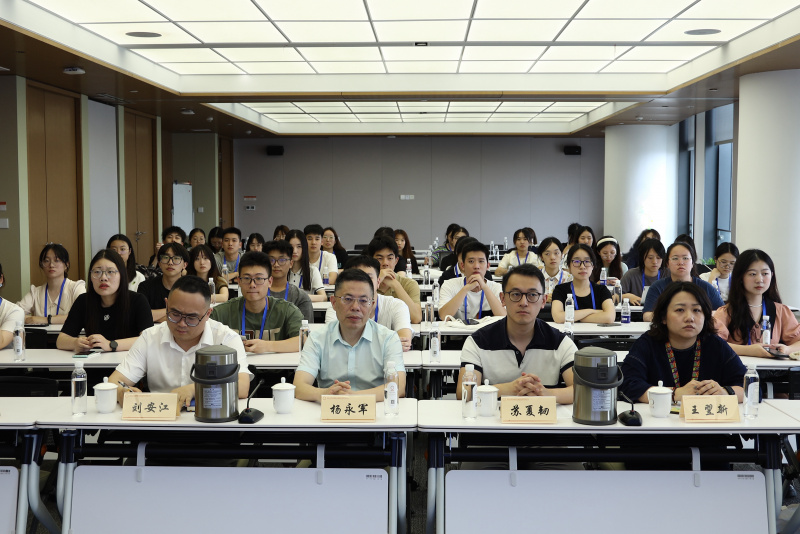 浙江大學(xué)經(jīng)濟(jì)學(xué)院、國(guó)際聯(lián)合商學(xué)院全國(guó)優(yōu)秀大學(xué)生夏令營(yíng)到浙江東方參訪 劉安江（左一）楊永軍（左二）.jpg